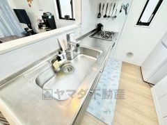 大きなお鍋も楽々洗える幅の広いシンクです＾＾ステンレスシンクなので簡単にお掃除できますよ。洗剤やスポンジもすっきりできる収納付き。