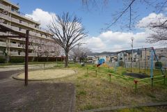 子育て層にうれしい敷地内公園。 小さな子供を目の届くマンション内で遊ばせられるので安心です。わざわざ出かけなくても、遊べるので天候に左右されにくいことも助かりますね＾＾