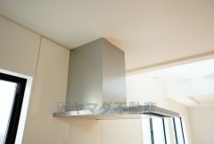 風量が弱・強と切替え可能なレンジフードが調理中の煙をしっかり吸い込みます。手元を照らすライト付きです。