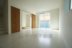 おしゃれで過ごしやすいリビングです。隣接する和室と合わせると18．7帖の大空間になります。