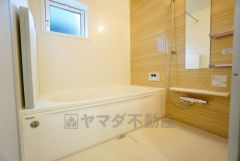 1日の疲れを癒すくつろぎのバスルーム。足を伸ばしてもゆったりと入れるサイズです。お子様と一緒にお風呂に入っても狭くないですね^^