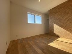デザインクロスが2階洋室の雰囲気を上品に仕上げています。いつもと違う雰囲気のお部屋をお楽しみください。