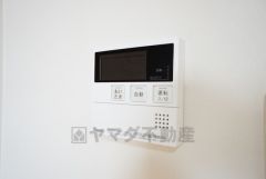 キッチン横からボタンひとつで操作が楽々。