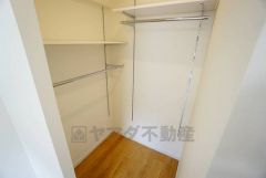 収納力豊富なウォークインクローゼット。洋服や小物などを1箇所にまとめて美しい収納を実現します。スーツケースのような大型の荷物も置けます＾＾