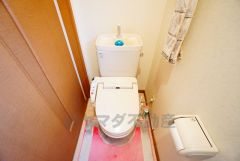 温水洗浄機付トイレです。節水機能もあるので、安心して使えますね。すっきりした見た目で、トイレ奥の掃除もしやすいです。