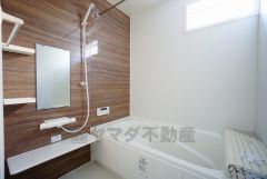 1日の疲れを癒すくつろぎのバスルーム。足を伸ばしてもゆったりと入れるサイズです。お子様と一緒にお風呂に入っても狭くないですね^^
