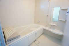 同仕様写真。1日の疲れを癒すくつろぎのバスルーム。足を伸ばしてもゆったりと入れるサイズです。お子様と一緒にお風呂に入っても狭くないですね＾＾
