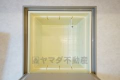 キッチンにある床下収納は、居住スペースを減らさずに買い置きの調味料や非常食などを保管することができます。