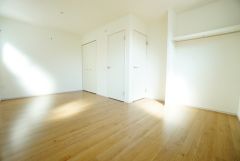 住む人のこだわりを活かす洋室。日当たりがよく、寝室としての利用もおすすめ。広めのクローゼットには荷物をすっきり片付けられ、ゆとりのある暮らしが出来ます＾＾