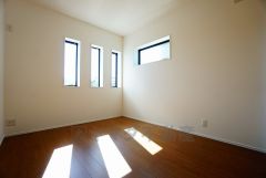 2面採光を確保した明るい室内は、風通しも良く、大変居心地の良い空間となっております。爽やかな風を感じて起きる朝は、快適生活の始まりに。