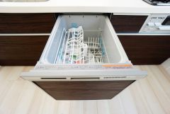 同仕様写真。食事の後の手間を解消する食器洗い乾燥機付。冬場の洗い物で手荒れの悩みもなくなります。手洗いよりも節約できて便利。