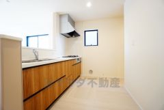 リビングやダイニングからキッチン周りが丸見えにならない対面式キッチン。テレビ鑑賞や家族との対話がしやすく、ご家族の温かい時間を演出します。