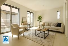 家具はイメージです。大きな窓のあるリビングは、陽光あふれる明るい空間です。居心地良く、ご家族皆がゆったり寛げる憩いの空間となりそうです。