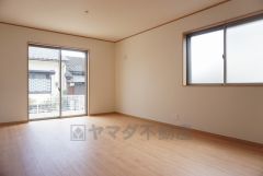 同仕様写真。大きな窓のあるリビングは、陽光あふれる明るい空間です。居心地良く、ご家族皆がゆったり寛げる憩いの空間となりそうです。