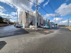 現地（2025年12月22日）撮影。 5.6.7号棟の前面道路。見通しが良く約7.2ｍあるので離合もできますよ＾＾