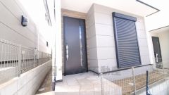 家の顔となる玄関扉がかっこいいと、たくさんの人を招き入れたくなりますね＾＾奥まって設置されており、雨にも濡れにくくなっています。