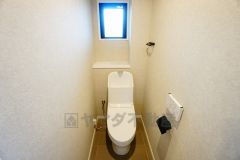 壁リモコンタイプのウォシュレット付き。すっきりした見た目で、トイレ奥の掃除もしやすいです。窓付きで換気もできます＾＾