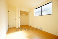 暖かい日差しが差し込む洋室。たっぷり収納できるクローゼット付きでお部屋の中をすっきりと快適に保てます。