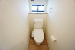 温水洗浄機付トイレです。節水機能もあるので、安心して使えますね。もちろん、1階2階の2ヶ所にトイレがあるので、忙しい朝にもゆとりができますね。