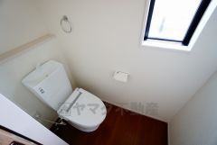 同仕様写真。温水、暖房、ウォシュレット付の高機能トイレです。