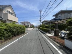 住人以外の車の進入も少なく、小さなお子様を持つご家庭にも安心です。