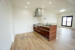 リビングにいるお子様を見守りながらお料理ができる対面キッチン。カウンタートップの汚れもサッと拭き取ることができ、お掃除ラクラク＾＾