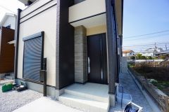 かざすだけで開閉できる、タッチキー採用の玄関。お買い物帰りで、両手がふさがってきても簡単に中に入れます＾＾