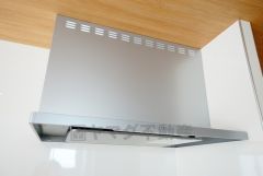 お手入れが簡単なスリム型レンジフードです。調理により発生する油煙や臭いを吸い込み、屋外へ排気してくれます。