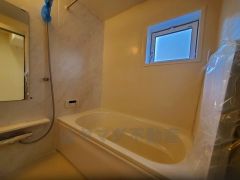 広々1坪タイプの浴槽ユニットでゆったりくつろげるバスルーム。窓、浴室乾燥機付きで換気・雨の日の洗濯もばっちり＾＾