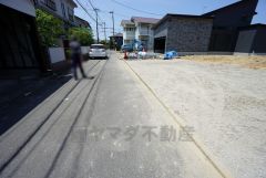 現地（2025年5月20日）撮影。大型車の通行が少なく、騒音や振動が少ないので静かで快適な生活を送れます。