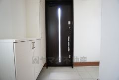 同仕様写真。白を基調とした明るい玄関です。大容量のシューズボックスは家族全員の増えがちな靴や物をすっきり収納できます。