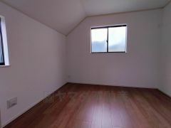 2面採光を確保した明るい室内は、風通しも良く、大変居心地の良い空間となっております。爽やかな風を感じて起きる朝は、快適生活の始まりに。