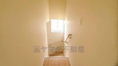 小さなお子様やご高齢の方でも安心できる、手すり付き階段。段差も低めで設定されており、安全性にも優れています。