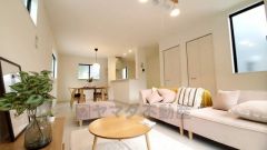 大きな窓のあるリビングは、陽光あふれる明るい空間です。居心地良く、ご家族皆がゆったり寛げる憩いの空間となりそうです。