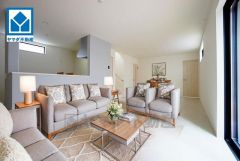 家具はイメージです。カウンターキッチンに加えて、リビング階段になっているので、お顔を合わす回数が増え、ぐっと家族の距離が縮まります。