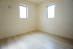 2面採光を確保した明るい室内は、風通しも良く、大変居心地の良い空間となっております。日当たりがよく、子供部屋としての利用もおすすめ。