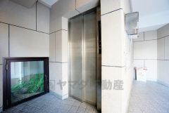 重い荷物を運ぶのにも便利なエレベーター付です。