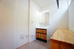 三面鏡つき洗面台。鏡裏にたっぷりとした収納スペースがあります。鏡を閉めてしまえば小物は見えないため、スッキリとした印象の洗面台にできます。