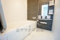 1日の疲れを癒すくつろぎのバスルーム。足を伸ばしてもゆったりと入れるサイズです。お子様と一緒にお風呂に入っても狭くないですね^^