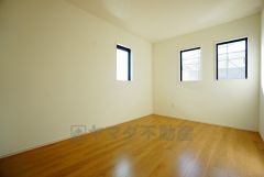 同仕様写真。2面採光を確保した明るい室内は、風通しも良く、大変居心地の良い空間となっております。爽やかな風を感じて起きる朝は、快適生活の始まりに。
