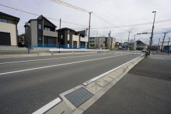 ゆったりとした19ｍ幅の道路をはさんでいることで陽射しを遮られることなくとても明るいです。