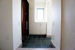 同仕様写真。たっぷり収納できるシューズボックスです。家族全員の靴がきれいに整頓できます。棚の上にお花や写真を飾っても良いですね。