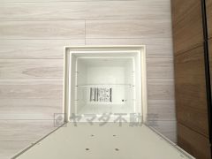 キッチンにある床下収納は、居住スペースを減らさずに買い置きの調味料や非常食などを保管することができます。