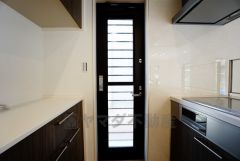 同仕様写真。勝手口付きキッチン。においがこもりやすいキッチンの換気にも役立ちます。ごみの仮置きにもなり、便利です＾＾