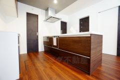 同仕様写真。リビングにいるお子様を見守りながらお料理ができる対面キッチン。カウンタートップの汚れもサッと拭き取ることができ、お掃除ラクラク＾＾