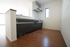 同仕様写真。カウンタートップは耐熱性に優れており、日ごろのお掃除もふき取るだけでＯＫ。ステンレスシンクも簡単にお掃除できますよ。