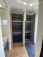 壁一面に設けた大容量のシューズクローゼットは実用性と機能性を兼ね備えています。急な来客でも、いつも整頓された玄関でお出迎えができます。