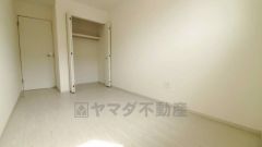 住む人のこだわりを活かす洋室。日当たりがよく、寝室としての利用もおすすめ。広めのクローゼットには荷物をすっきり片付けられ、ゆとりのある暮らしが出来ます＾＾