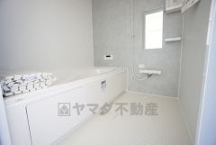 1日の疲れを癒すくつろぎのバスルーム。足を伸ばしてもゆったりと入れるサイズです。お子様と一緒にお風呂に入っても狭くないですね^^