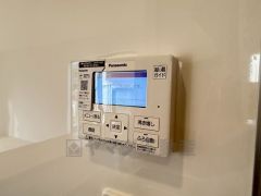 キッチン横からボタンひとつで操作が楽々。